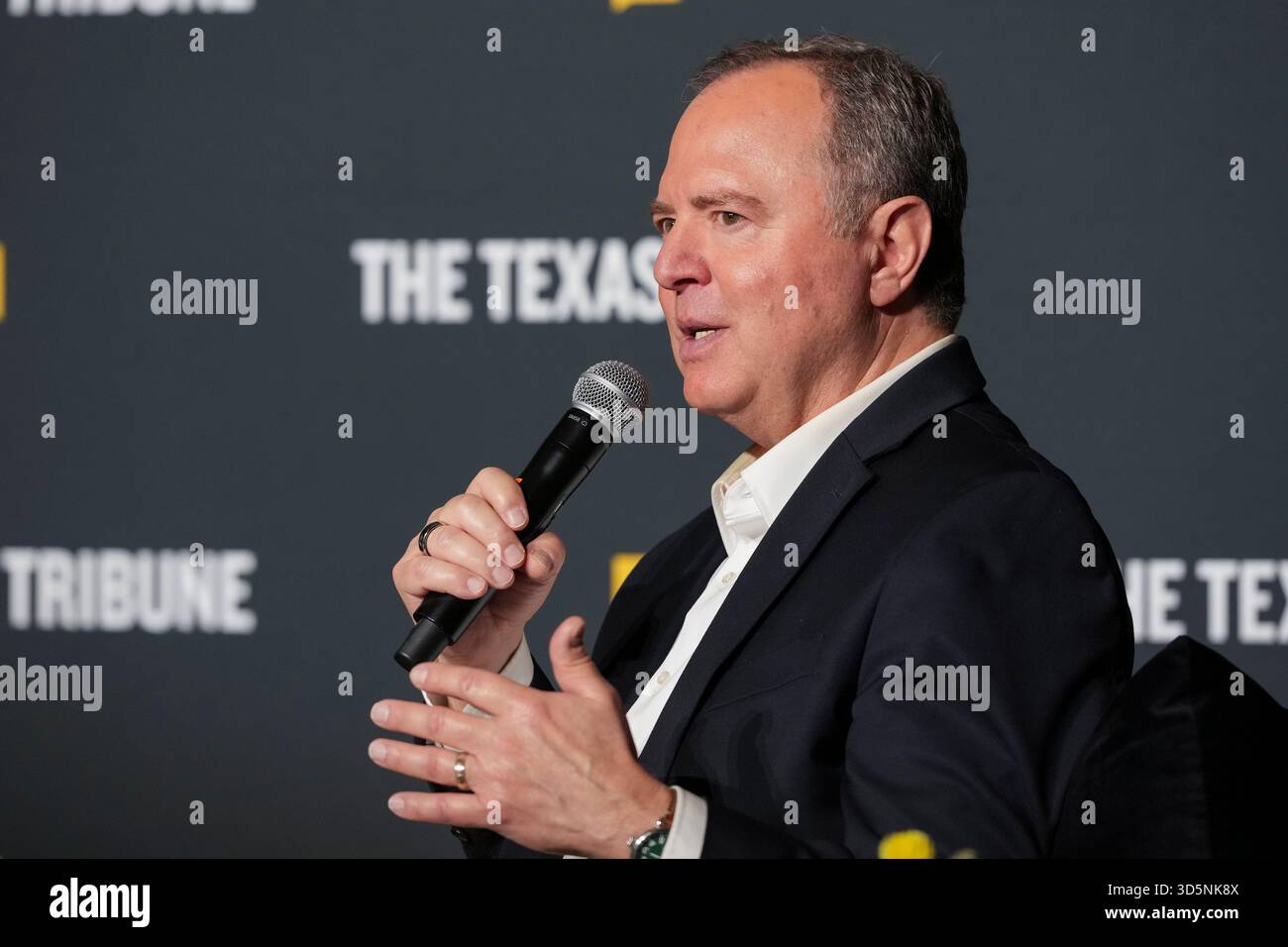Austin Texas USA, 15 novembre 2025: Il senatore degli Stati Uniti ADAM SCHIFF (D-CA) parla delle differenze tra il Senato degli Stati Uniti e la camera dei rappresentanti durante l'ultimo giorno del quindicesimo festival annuale del Texas Tribune. Il festival è uno dei più importanti raduni nazionali di decisori, esperti politici, giornalisti e autori, attirando diverse migliaia di partecipanti durante i suoi tre giorni nel centro di Austin. ©Bob Daemmrich Foto Stock
