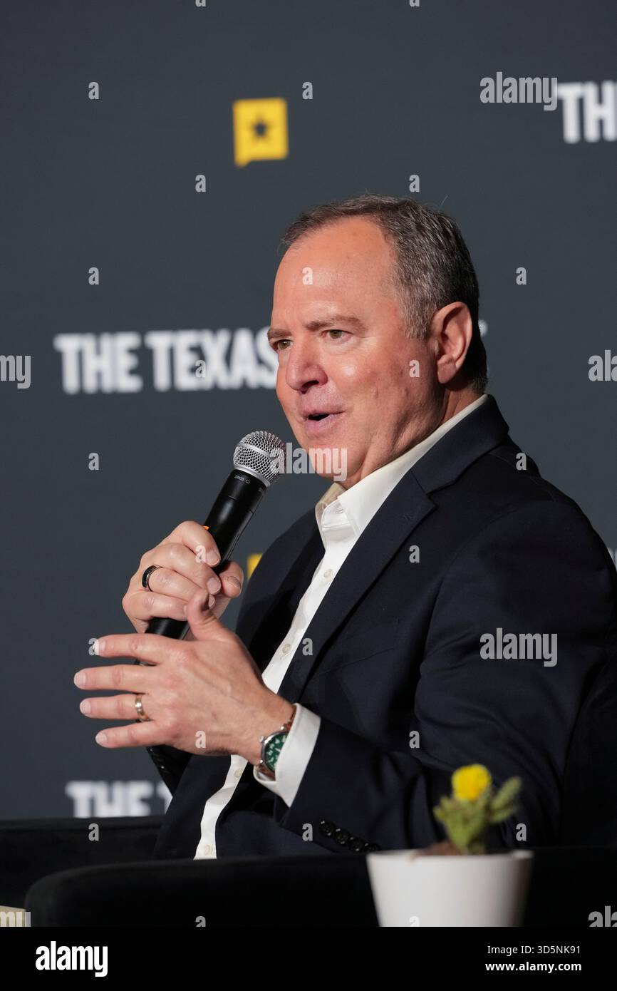 Austin Texas USA, 15 novembre 2025: Il senatore degli Stati Uniti ADAM SCHIFF (D-CA) parla delle differenze tra il Senato degli Stati Uniti e la camera dei rappresentanti durante l'ultimo giorno del quindicesimo festival annuale del Texas Tribune. Il festival è uno dei più importanti raduni nazionali di decisori, esperti politici, giornalisti e autori, attirando diverse migliaia di partecipanti durante i suoi tre giorni nel centro di Austin. ©Bob Daemmrich Foto Stock