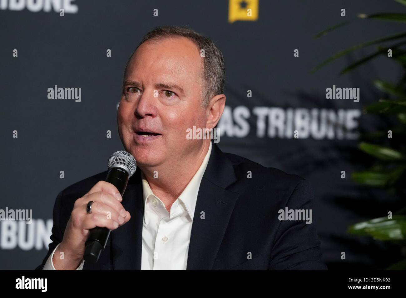 Austin Texas USA, 15 novembre 2025: Il senatore degli Stati Uniti ADAM SCHIFF (D-CA) parla delle differenze tra il Senato degli Stati Uniti e la camera dei rappresentanti durante l'ultimo giorno del quindicesimo festival annuale del Texas Tribune. Il festival è uno dei più importanti raduni nazionali di decisori, esperti politici, giornalisti e autori, attirando diverse migliaia di partecipanti durante i suoi tre giorni nel centro di Austin. ©Bob Daemmrich Foto Stock