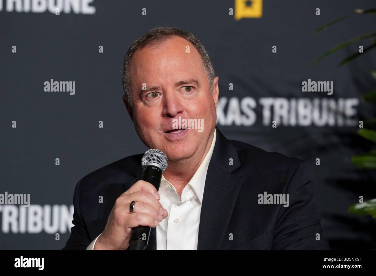 Austin Texas USA, 15 novembre 2025: Il senatore degli Stati Uniti ADAM SCHIFF (D-CA) parla delle differenze tra il Senato degli Stati Uniti e la camera dei rappresentanti durante l'ultimo giorno del quindicesimo festival annuale del Texas Tribune. Il festival è uno dei più importanti raduni nazionali di decisori, esperti politici, giornalisti e autori, attirando diverse migliaia di partecipanti durante i suoi tre giorni nel centro di Austin. ©Bob Daemmrich Foto Stock