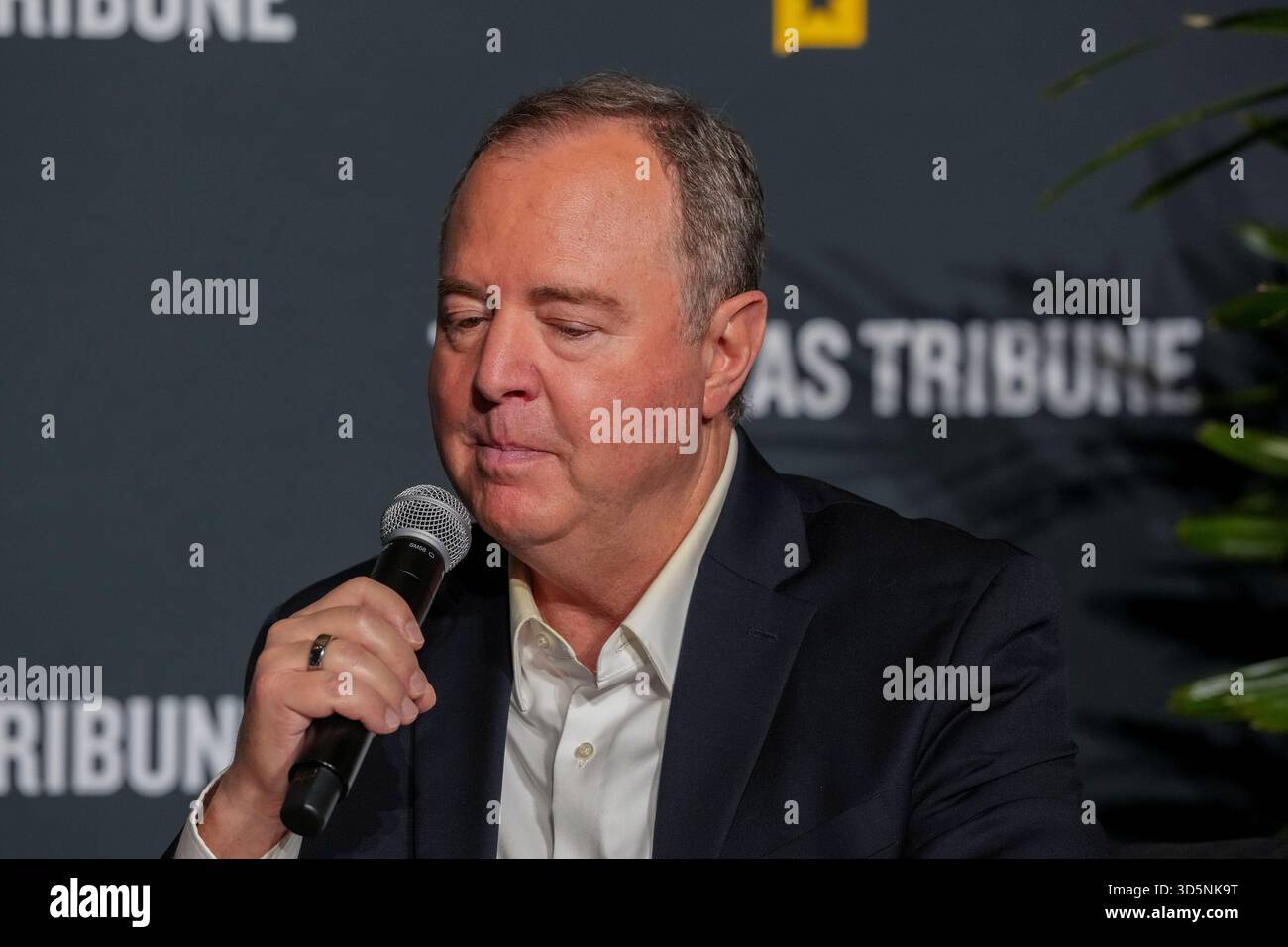 Austin Texas USA, 15 novembre 2025: Il senatore degli Stati Uniti ADAM SCHIFF (D-CA) parla delle differenze tra il Senato degli Stati Uniti e la camera dei rappresentanti durante l'ultimo giorno del quindicesimo festival annuale del Texas Tribune. Il festival è uno dei più importanti raduni nazionali di decisori, esperti politici, giornalisti e autori, attirando diverse migliaia di partecipanti durante i suoi tre giorni nel centro di Austin. ©Bob Daemmrich Foto Stock