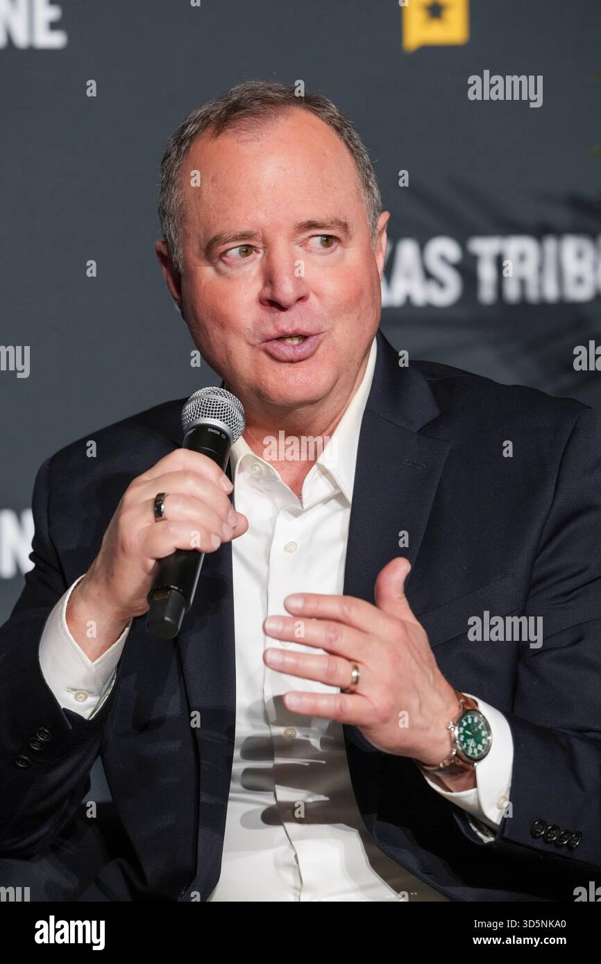 Austin Texas USA, 15 novembre 2025: Il senatore degli Stati Uniti ADAM SCHIFF (D-CA) parla delle differenze tra il Senato degli Stati Uniti e la camera dei rappresentanti durante l'ultimo giorno del quindicesimo festival annuale del Texas Tribune. Il festival è uno dei più importanti raduni nazionali di decisori, esperti politici, giornalisti e autori, attirando diverse migliaia di partecipanti durante i suoi tre giorni nel centro di Austin. ©Bob Daemmrich Foto Stock