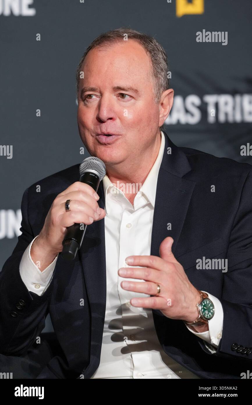 Austin Texas USA, 15 novembre 2025: Il senatore degli Stati Uniti ADAM SCHIFF (D-CA) parla delle differenze tra il Senato degli Stati Uniti e la camera dei rappresentanti durante l'ultimo giorno del quindicesimo festival annuale del Texas Tribune. Il festival è uno dei più importanti raduni nazionali di decisori, esperti politici, giornalisti e autori, attirando diverse migliaia di partecipanti durante i suoi tre giorni nel centro di Austin. ©Bob Daemmrich Foto Stock