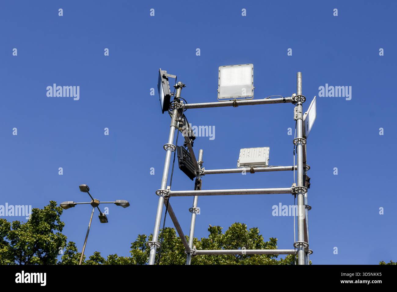 Antenna per telecomunicazioni per comunicazioni di rete mobile. Tecnologia moderna che fornisce il segnale cellulare per l'infrastruttura wireless rispetto a clea Foto Stock