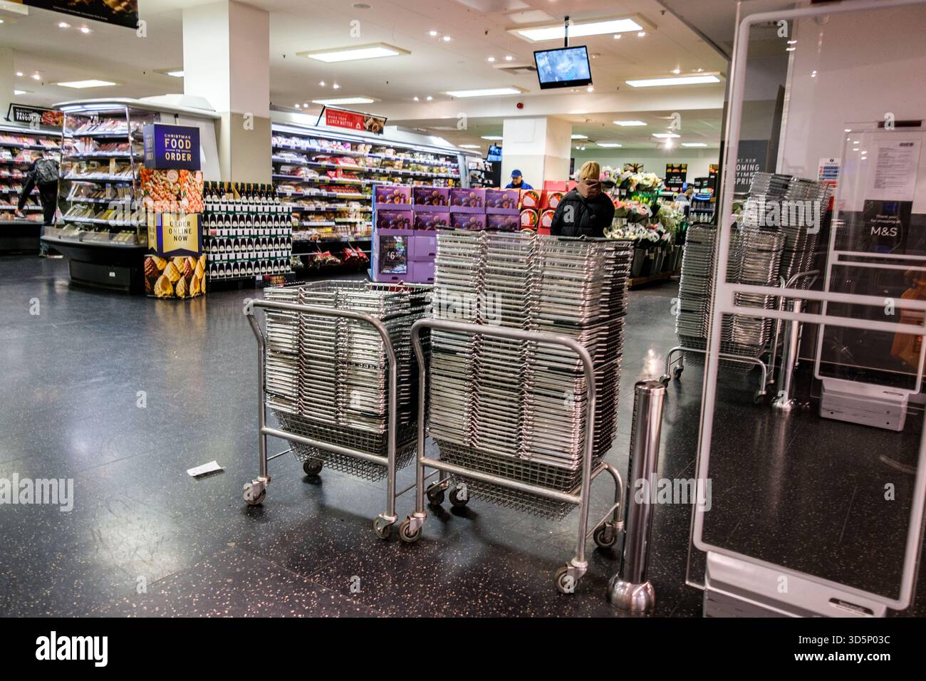 Londra, Regno Unito, 15 novembre 2025, ingresso al Marks and Spencer Food Hall con basso afflusso Foto Stock