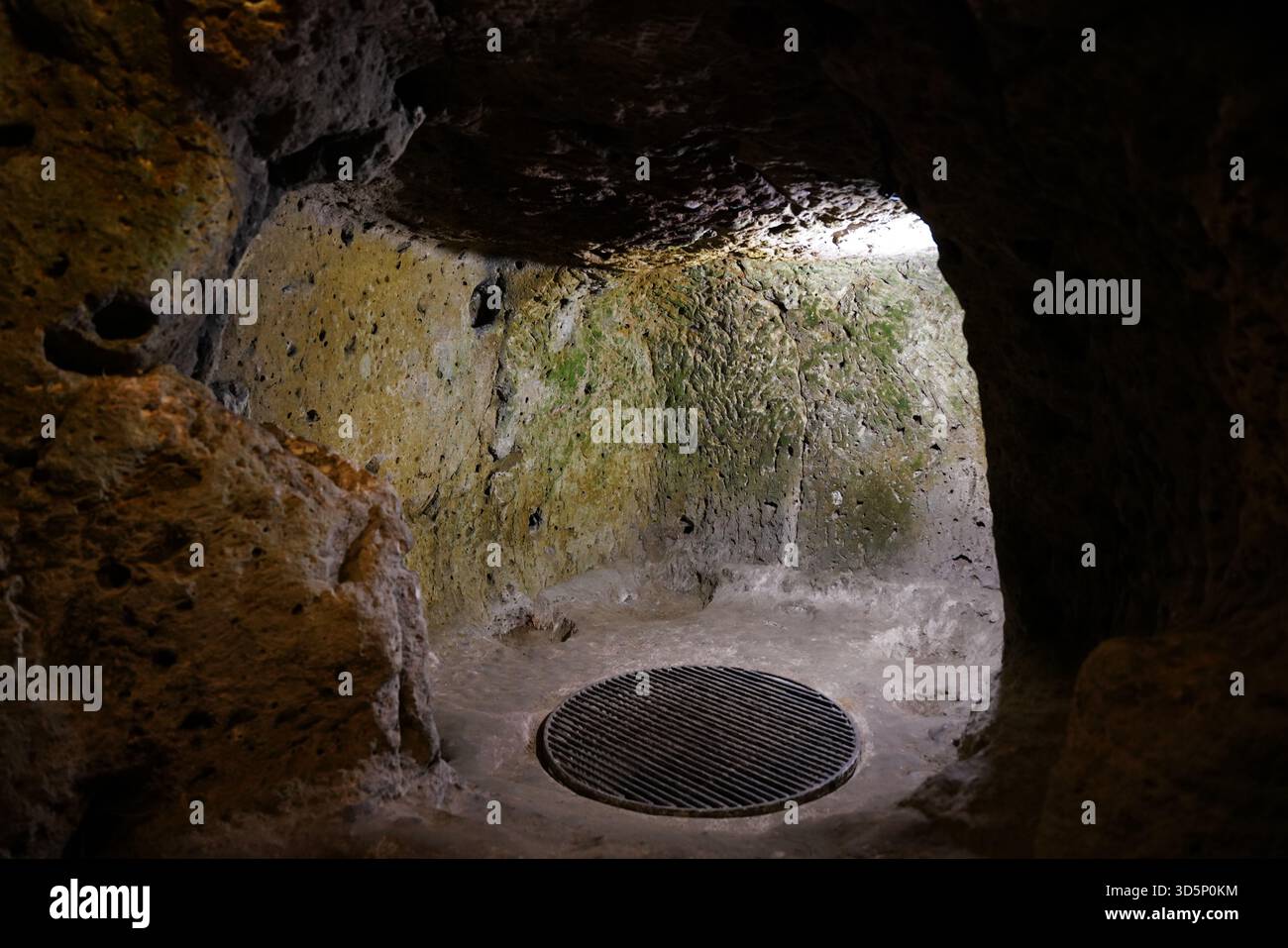NEVSEHIR, TURKIYE - 09 AGOSTO 2025: Città sotterranea di Derinkuyu nella città di Derinkuyu Foto Stock