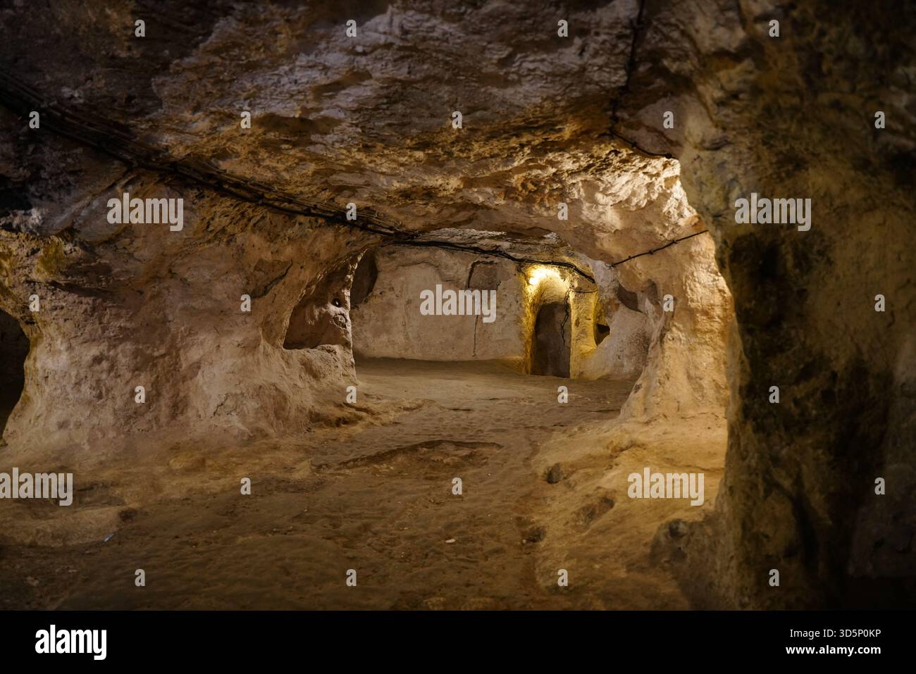 NEVSEHIR, TURKIYE - 09 AGOSTO 2025: Città sotterranea di Derinkuyu nella città di Derinkuyu Foto Stock