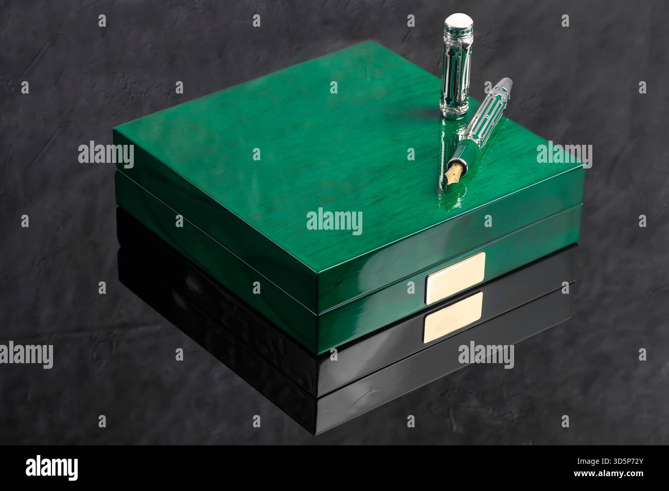 Penna stilografica su sfondo in marmo grigio. "In box" e "non in box". Messa a fuoco selettiva. Copia spazio. Foto Stock