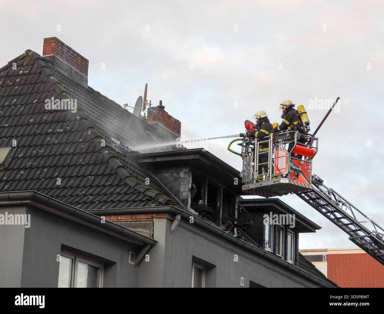 Cntv/Feuerwehr Leute im Einsatz Loeschen Brand Wasser Leiterwagen Brandstelle Strasse Wohnungsbrand im Dachstuhl eines kombinierten Wohn- und Geschäftshauses 17.11.2025 Amburgo - Billstedt Brandursache unklar am Montag wurde die Feuerwehr Hamburg zu einem Wohnungsbrand an der Kreuzung Schiffbeker Weg Hauskopperwehr. Dort brannte eine kleine Wohnung im Dachbereich eines kombinierten Wohn- und Geschäftshauses. Der Brand wurde schnell gelöscht Hamburg Deutschland *** cntv vigili del fuoco persone in azione Loeschen camioncino scala d'acqua scena fuoco appartamento strada fuoco nel capriate del tetto Foto Stock