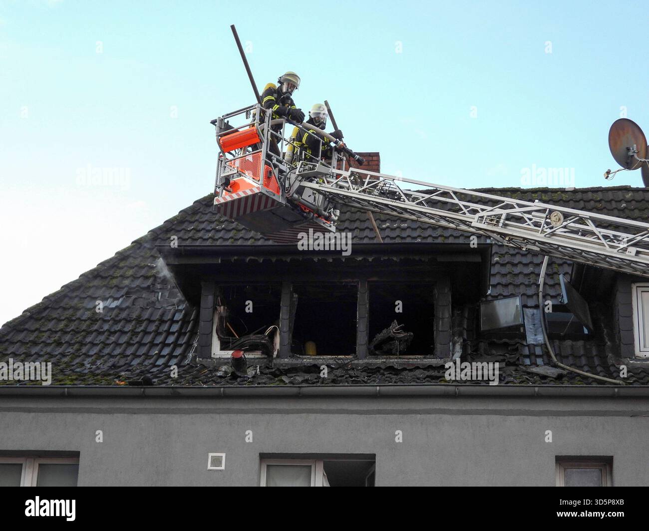 Cntv/Feuerwehr Leute im Einsatz Loeschen Brand Wasser Leiterwagen Brandstelle Strasse Wohnungsbrand im Dachstuhl eines kombinierten Wohn- und Geschäftshauses 17.11.2025 Amburgo - Billstedt Brandursache unklar am Montag wurde die Feuerwehr Hamburg zu einem Wohnungsbrand an der Kreuzung Schiffbeker Weg Hauskopperwehr. Dort brannte eine kleine Wohnung im Dachbereich eines kombinierten Wohn- und Geschäftshauses. Der Brand wurde schnell gelöscht Hamburg Deutschland *** cntv vigili del fuoco persone in azione Loeschen camioncino scala d'acqua scena fuoco appartamento strada fuoco nel capriate del tetto Foto Stock