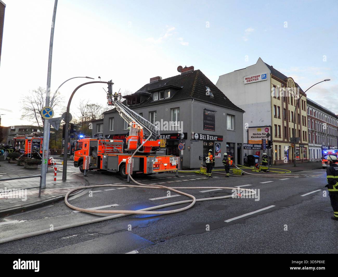 Cntv/Feuerwehr Leute im Einsatz Loeschen Brand Wasser Leiterwagen Brandstelle Strasse Wohnungsbrand im Dachstuhl eines kombinierten Wohn- und Geschäftshauses 17.11.2025 Amburgo - Billstedt Brandursache unklar am Montag wurde die Feuerwehr Hamburg zu einem Wohnungsbrand an der Kreuzung Schiffbeker Weg Hauskopperwehr. Dort brannte eine kleine Wohnung im Dachbereich eines kombinierten Wohn- und Geschäftshauses. Der Brand wurde schnell gelöscht Hamburg Deutschland *** cntv vigili del fuoco persone in azione Loeschen camioncino scala d'acqua scena fuoco appartamento strada fuoco nel capriate del tetto Foto Stock