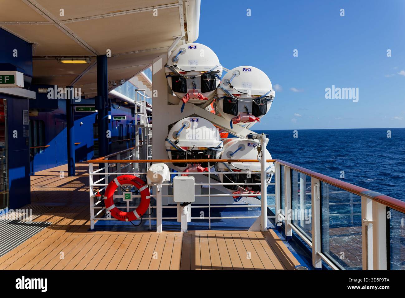 Zattere di salvataggio RFD gonfiabili sulla nave da crociera Celebrity silhouette. Parte delle normative Marine Evacuation System (MES) e SOLAS Foto Stock