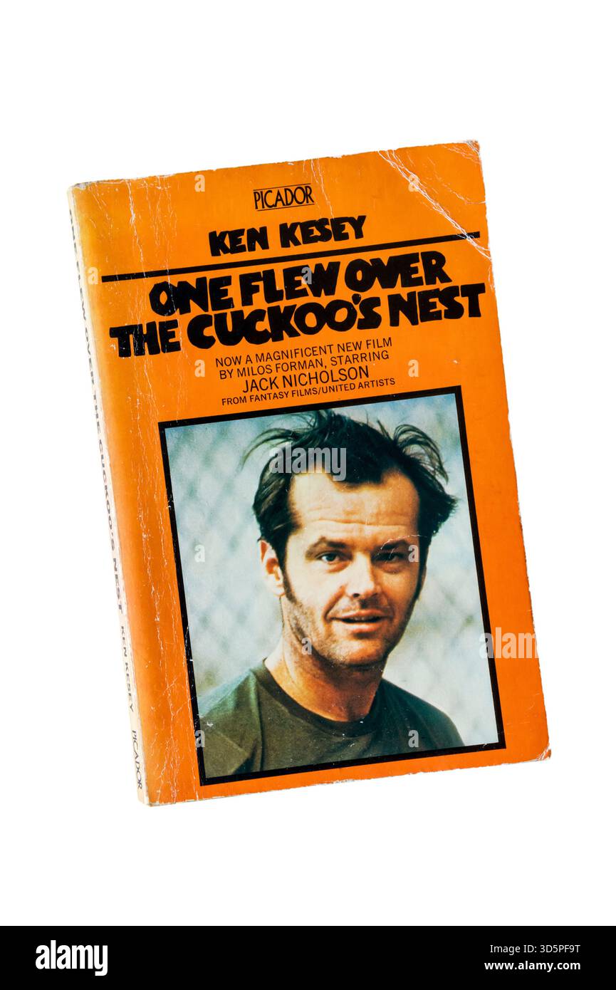 Una copia cartacea malconcia e ben letta di uno volò sopra il nido del Cuckoo di Ken Kesey. Pubblicato per la prima volta nel 1962. Foto Stock