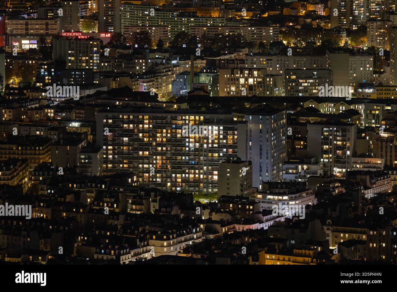 Vista aerea di un mare di luci calde che brillano tra edifici e strade, un vivace arazzo intrecciato nella buia notte parigina, Parigi, Ile-de-Fran Foto Stock