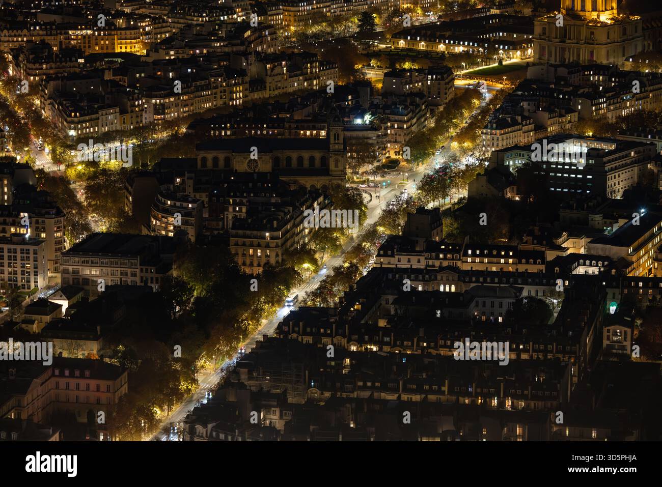 La vista aerea delle luci della città dipinge un affascinante arazzo attraverso il paesaggio parigino, illuminando le strade e gli edifici sottostanti, Parigi, Ile-de Foto Stock
