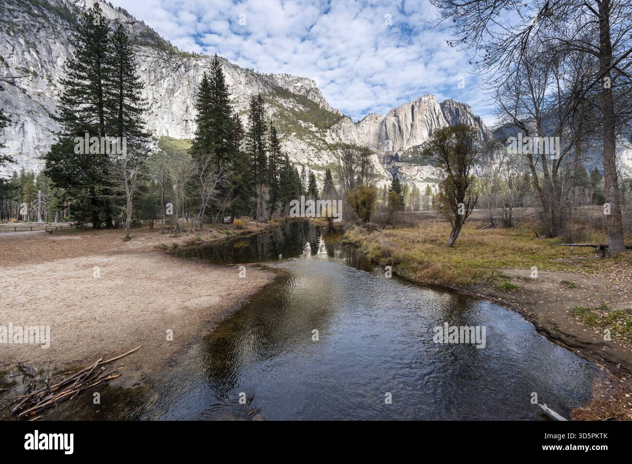 Ruscello autunnale che scorre attraverso la valle di Yosemite. Yosemite Falls è sullo sfondo. Foto Stock