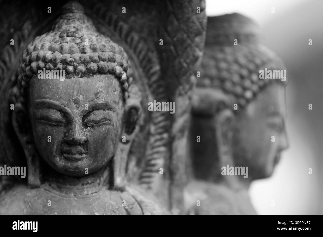 Il Buddha come descritto in dettaglio su un edificio del tempio a Swayamboudanath, Kathmandu, Nepal Foto Stock