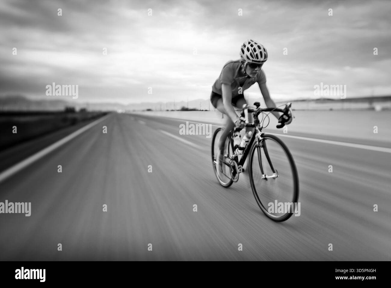 La ragazza va in bici alla massima velocità Foto Stock