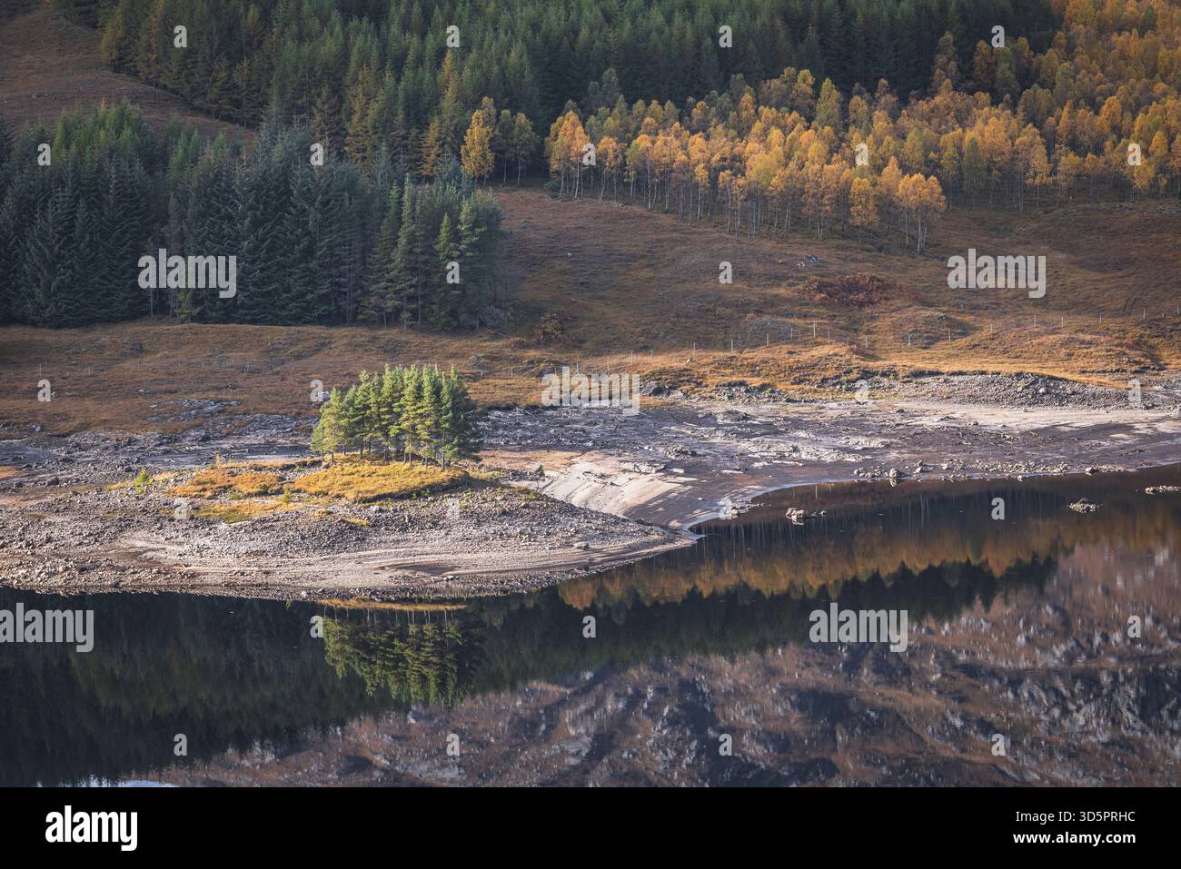 riflessi dell'autunno nel lago scozzese Foto Stock
