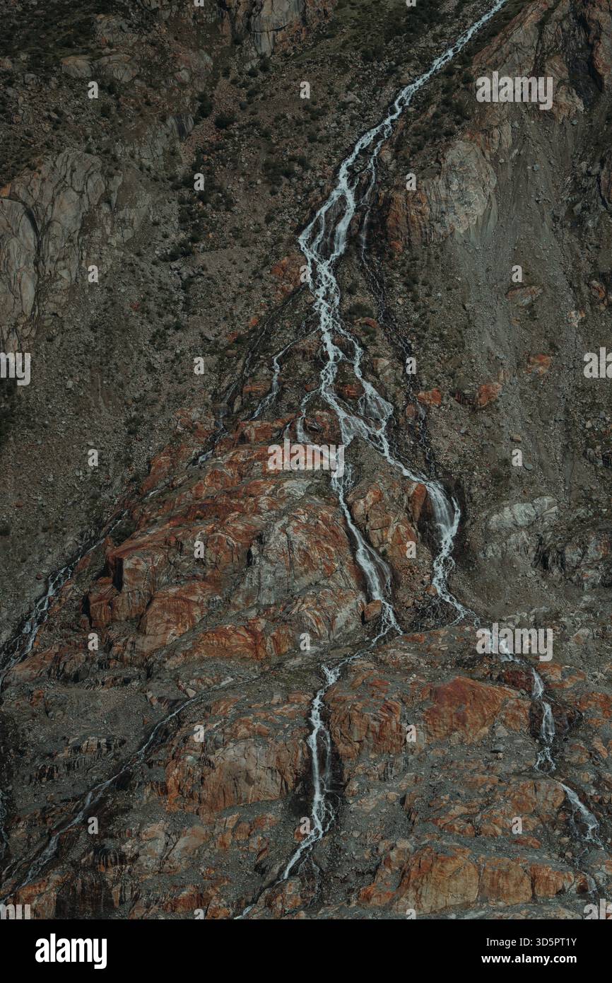 Cascata che scorre lungo una ripida parete rocciosa Foto Stock