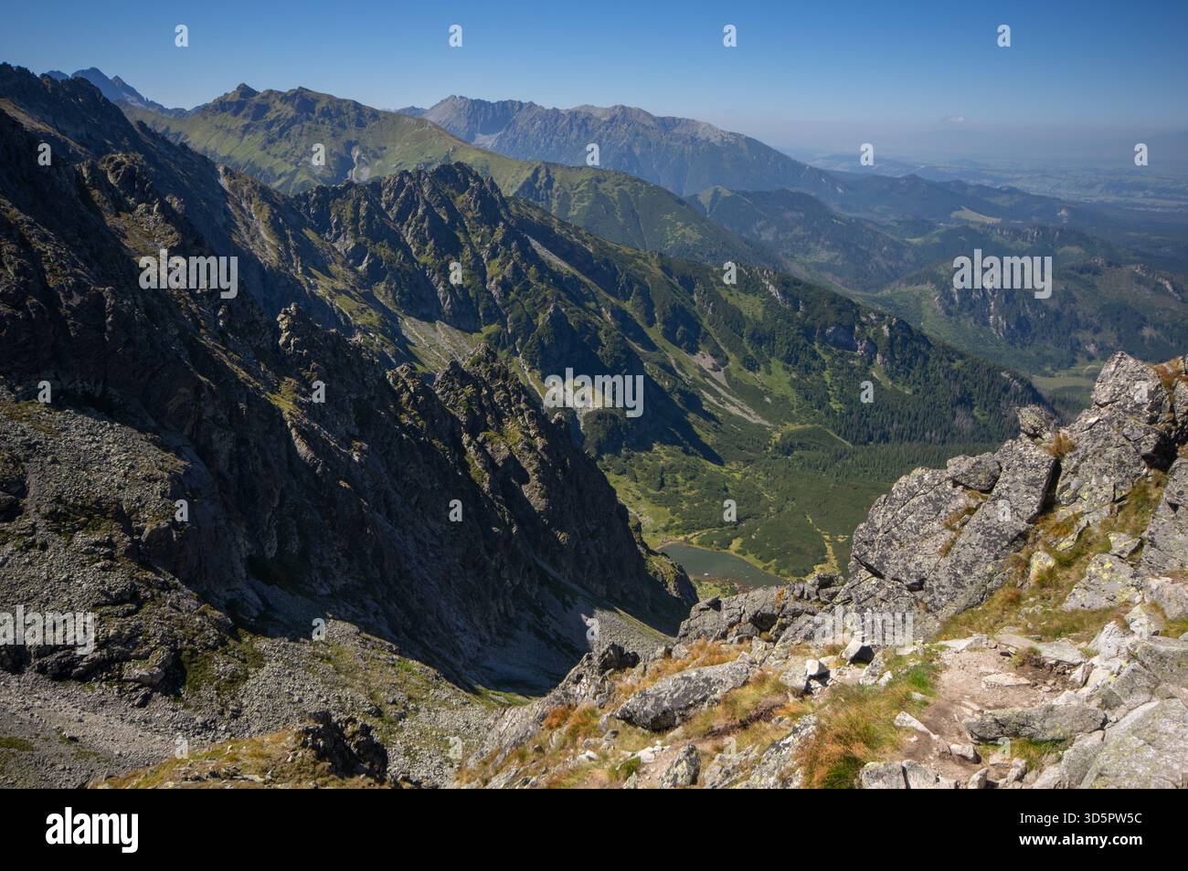 Vista aerea di picchi frastagliati e valli ombreggiate della stit Jahnaci, un arazzo di luce e buio nella regione di Presov, Vysoke Tatry, regione di Presov, Foto Stock