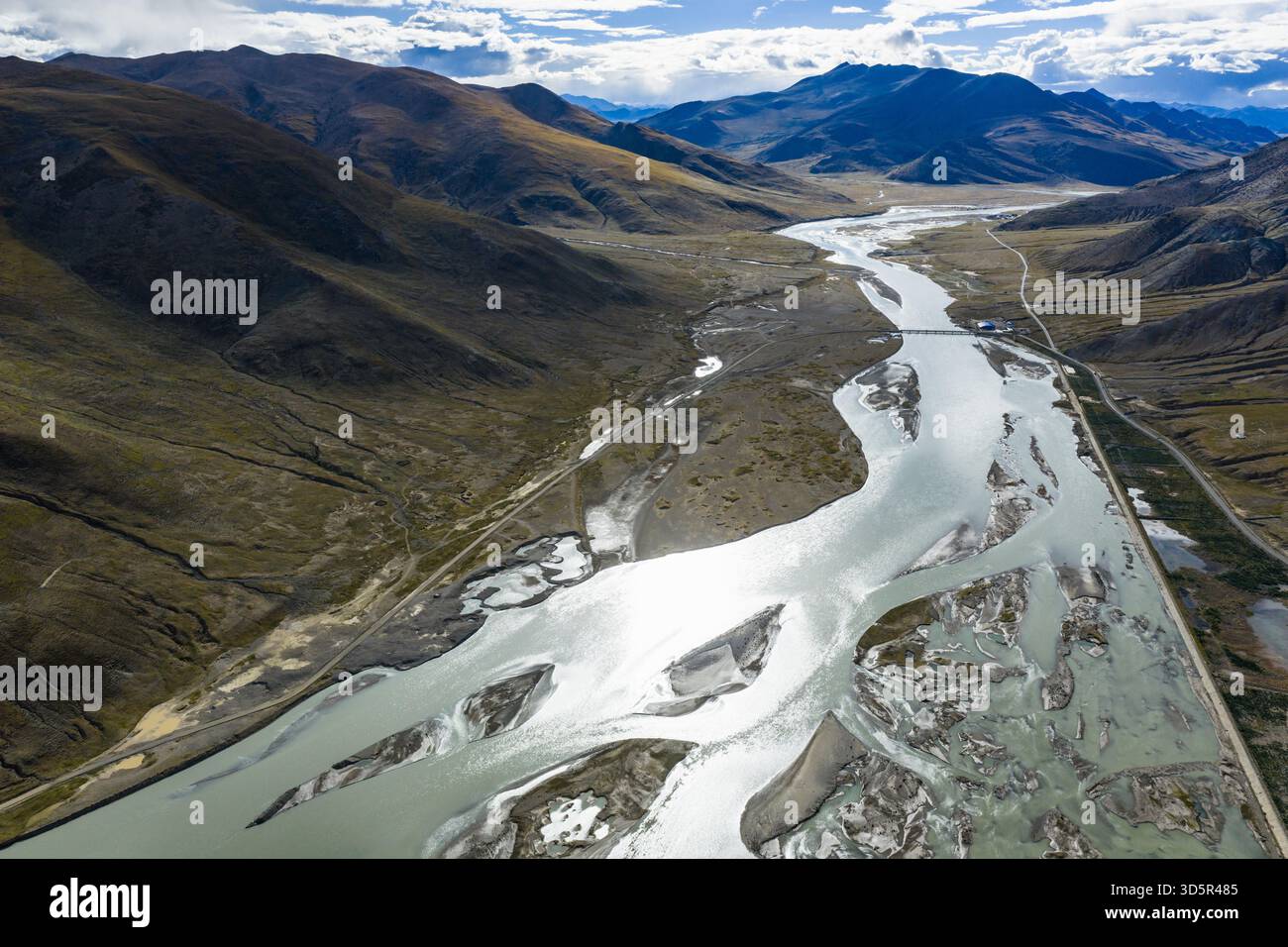 Il fiume Yarlung Zangbo nella contea di Saga, Tibet, Cina il 27 settembre 2025. Foto Stock