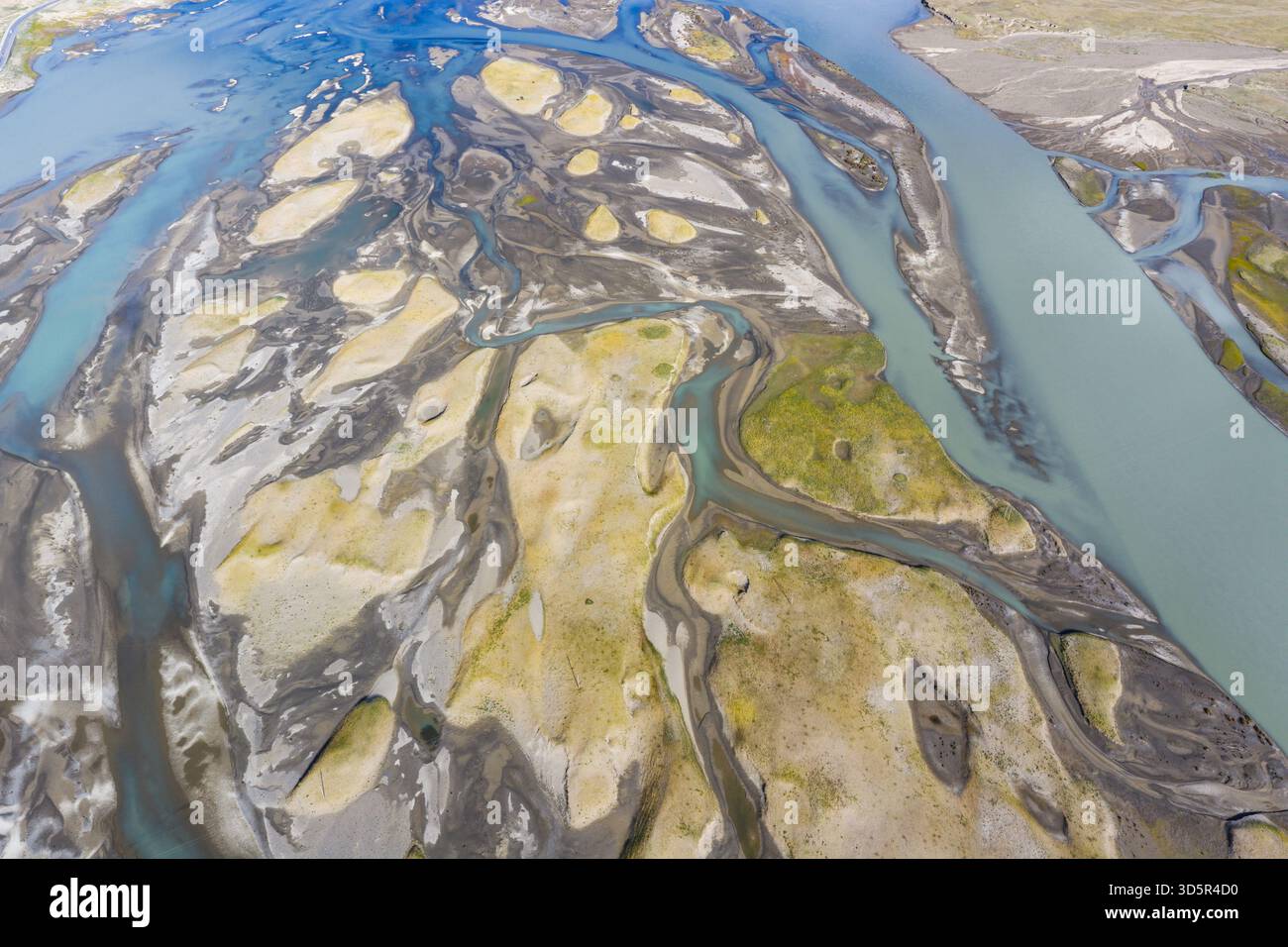 Il fiume Yarlung Zangbo nella contea di Saga, Tibet, Cina il 27 settembre 2025. Foto Stock