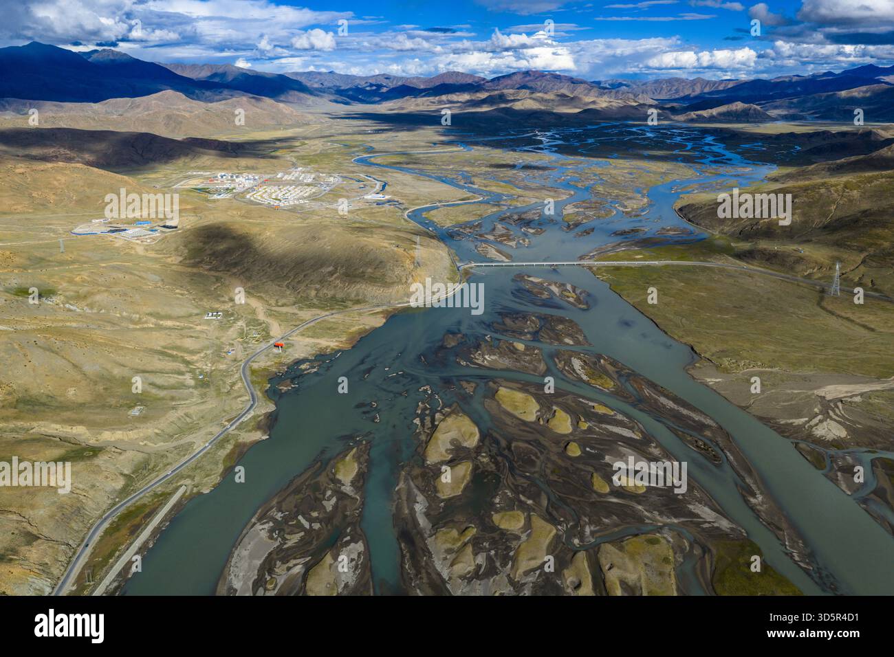 Il fiume Yarlung Zangbo nella contea di Saga, Tibet, Cina il 27 settembre 2025. Foto Stock