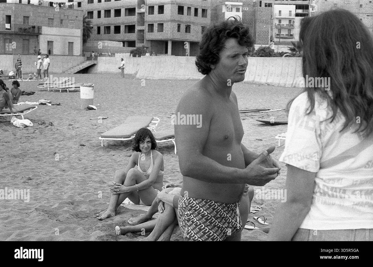 Vuole ancora convincerla. Los Christianos sulla spiaggia nel 1977 [traduzione automatica] Foto Stock