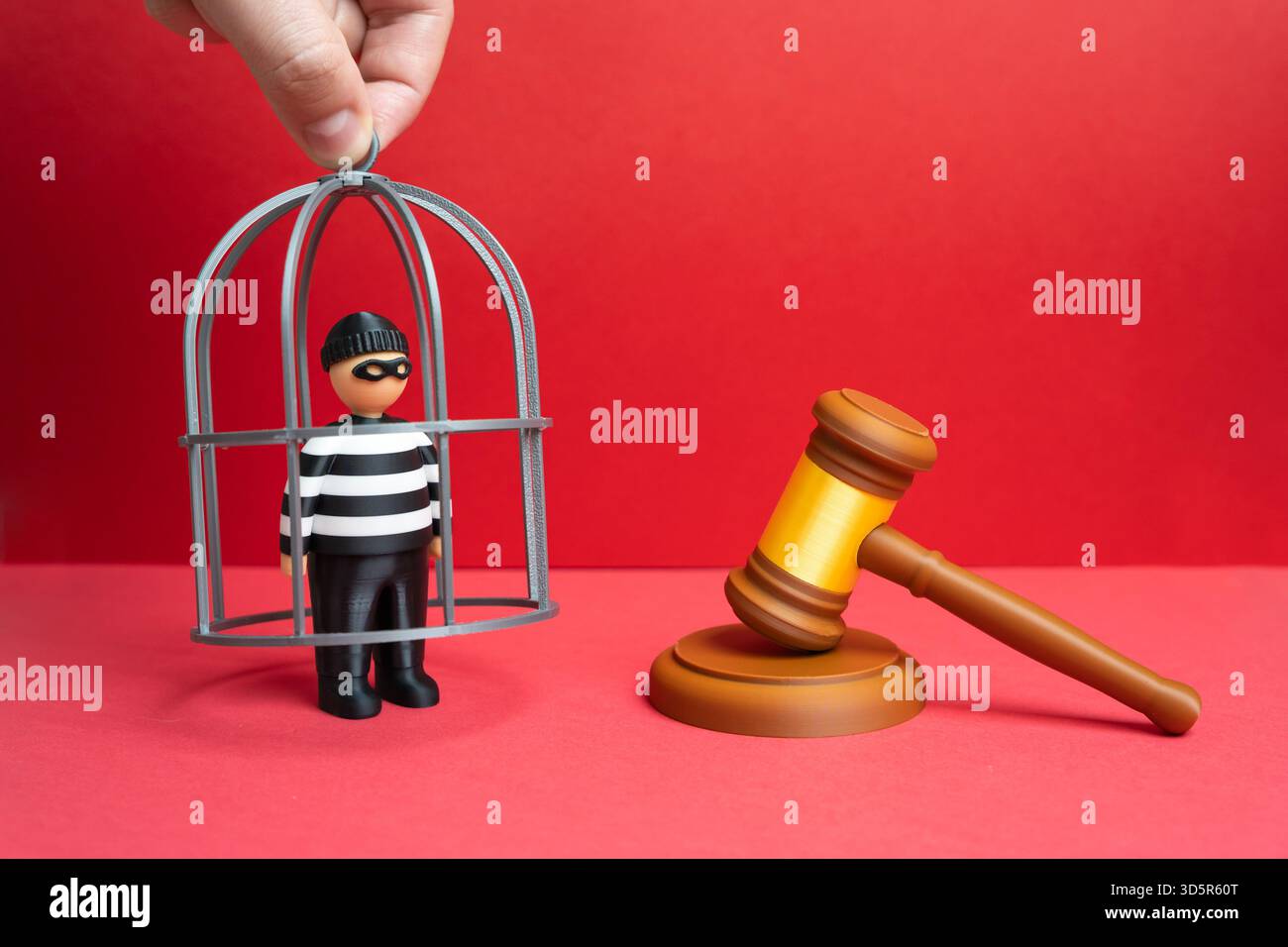 Collocamento di un criminale in custodia. Arresto in attesa di processo. Misure preventive e limitazione della libertà. Rappresentazione della giustizia, delle forze dell'ordine e a Foto Stock