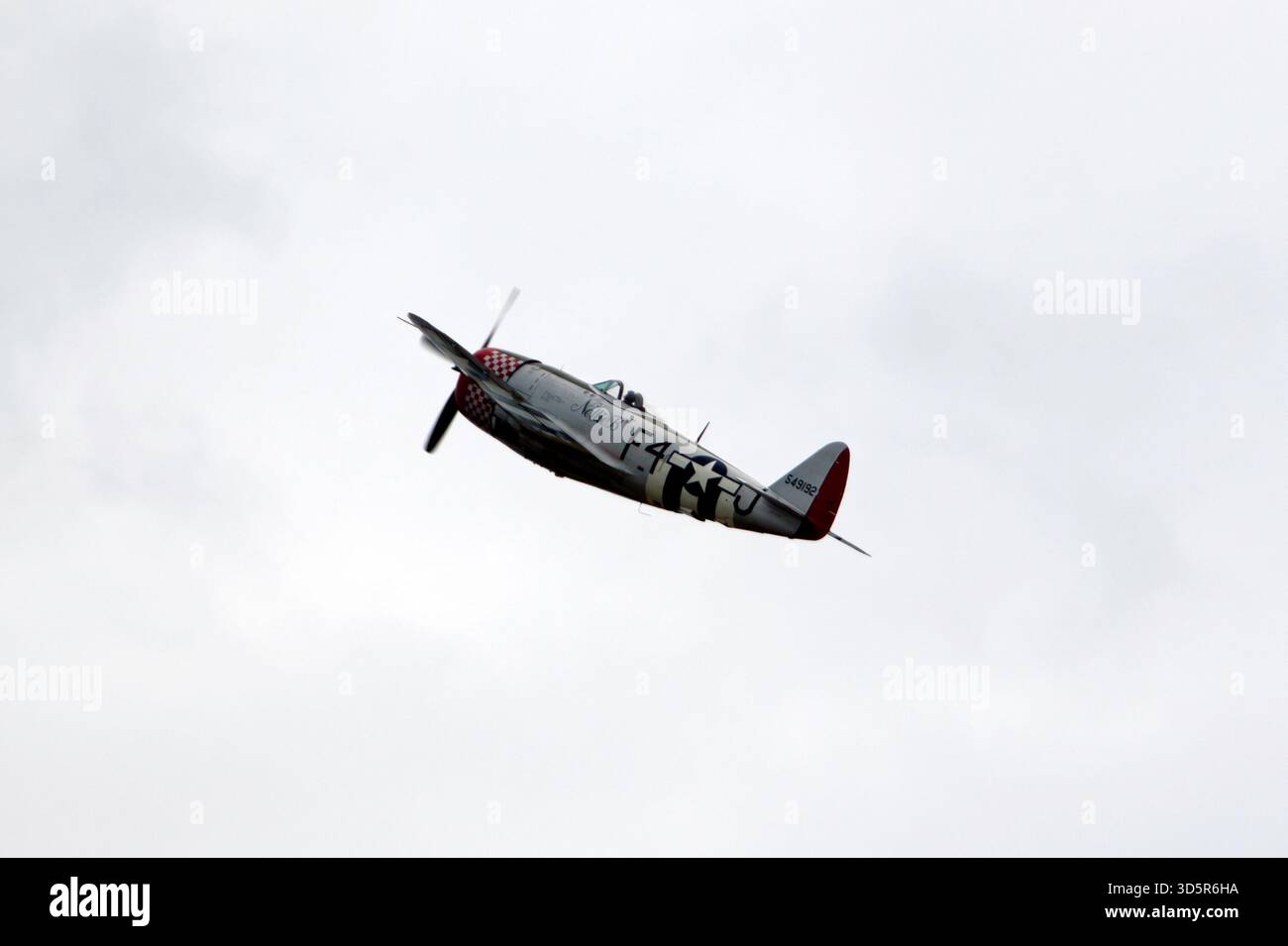 Un Republic P-47D Thunderbolt che esegue un'esibizione di volo durante l'IWM Duxford, durante il Battle of Britain Air Show 2025 Foto Stock
