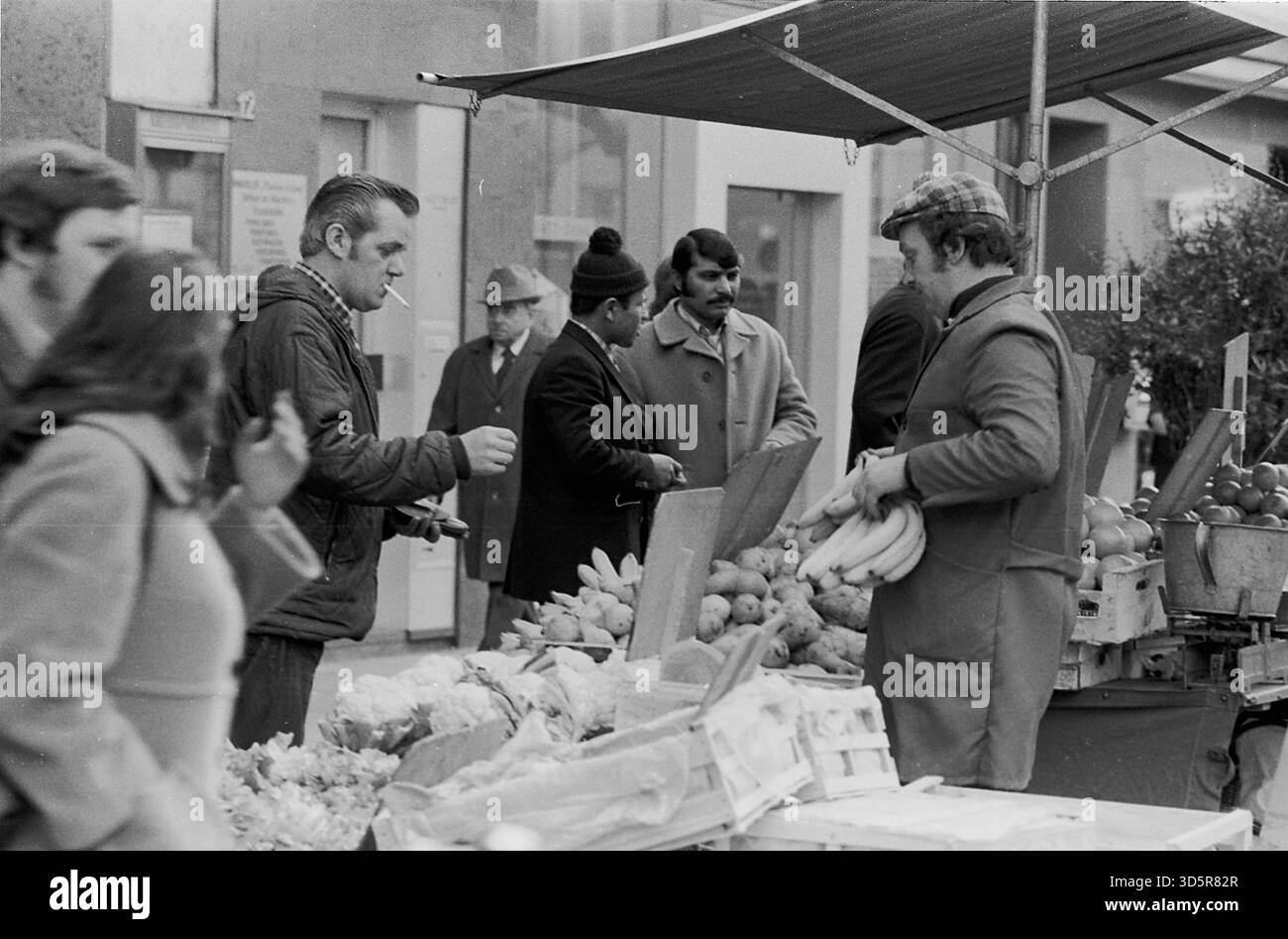 Mercato settimanale, vendita di frutta e verdura a Colonia. [traduzione automatizzata] Foto Stock