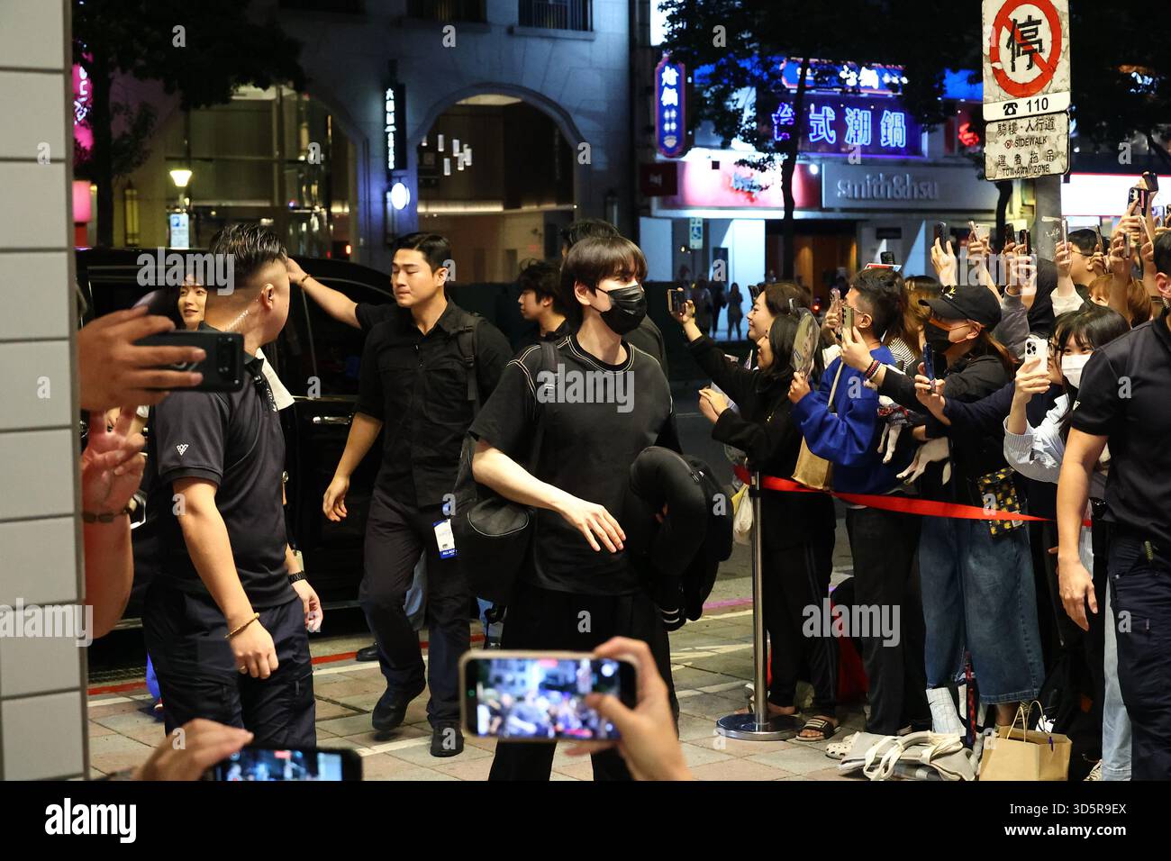 TAIPEI, CINA - 16 NOVEMBRE 2025 - i membri della boy band sudcoreana SUPER JUNIOR Wave ai loro fan e entrano nel negozio di Taipei, Cina, il 16 novembre 2025. Foto Stock