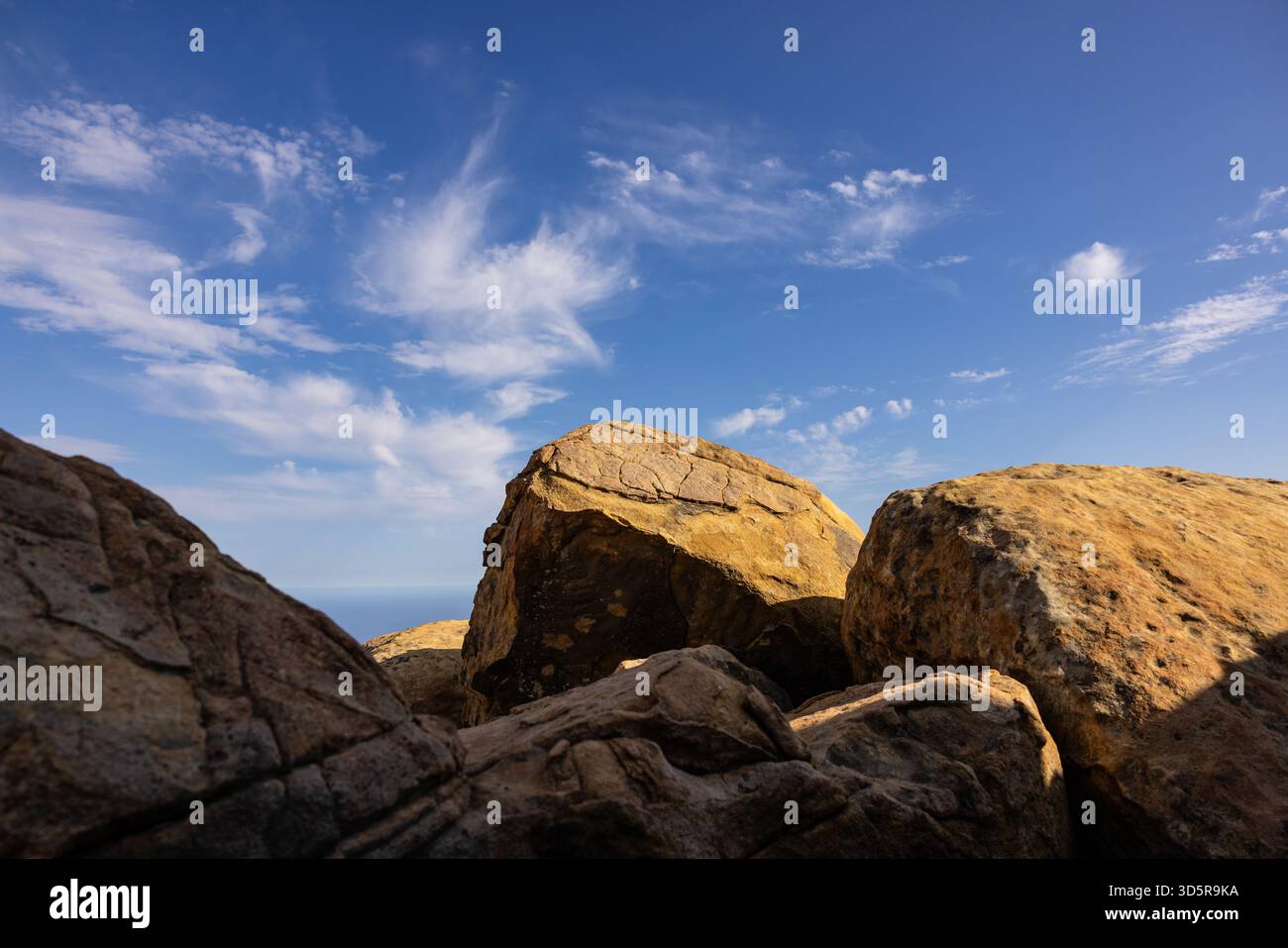Affiorano rocce di arenaria sotto un cielo luminoso nelle montagne di Santa Ynez della contea di Santa Barbara, California. Foto Stock