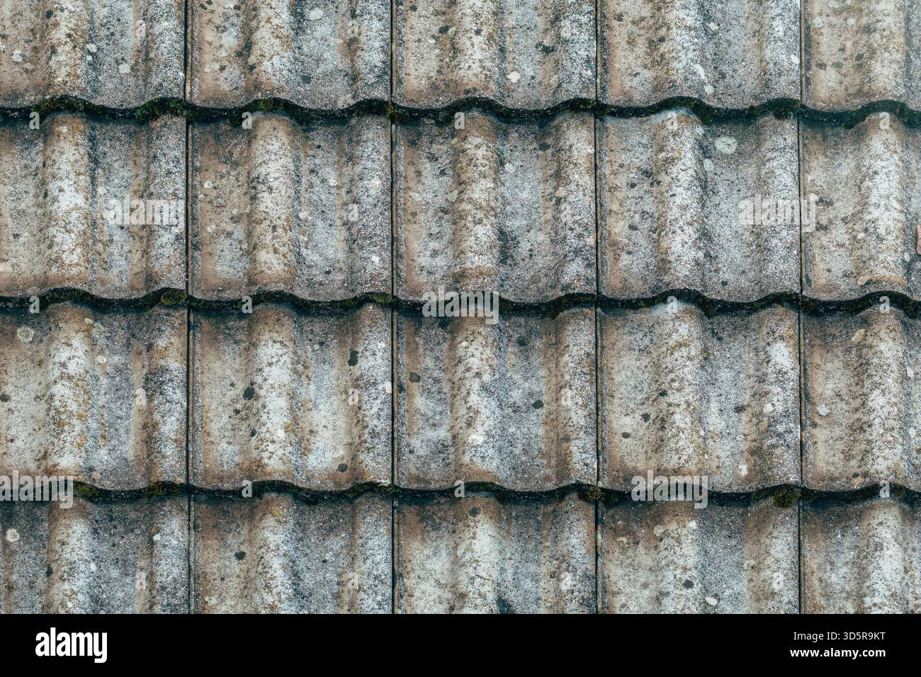 Consistenza della superficie delle vecchie tegole in calcestruzzo usurate, sfondo architettonico intempestivo. Vista dall'alto. Foto Stock