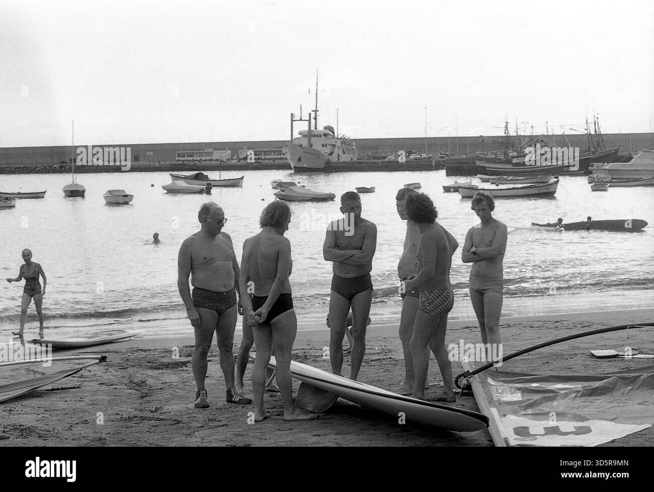 Istruttore di windsurf con studenti nella baia di Los Christianos a Tenerife. Sì, le cose che fai in vacanza. Prima una piccola teoria..... [traduzione automatizzata] Foto Stock