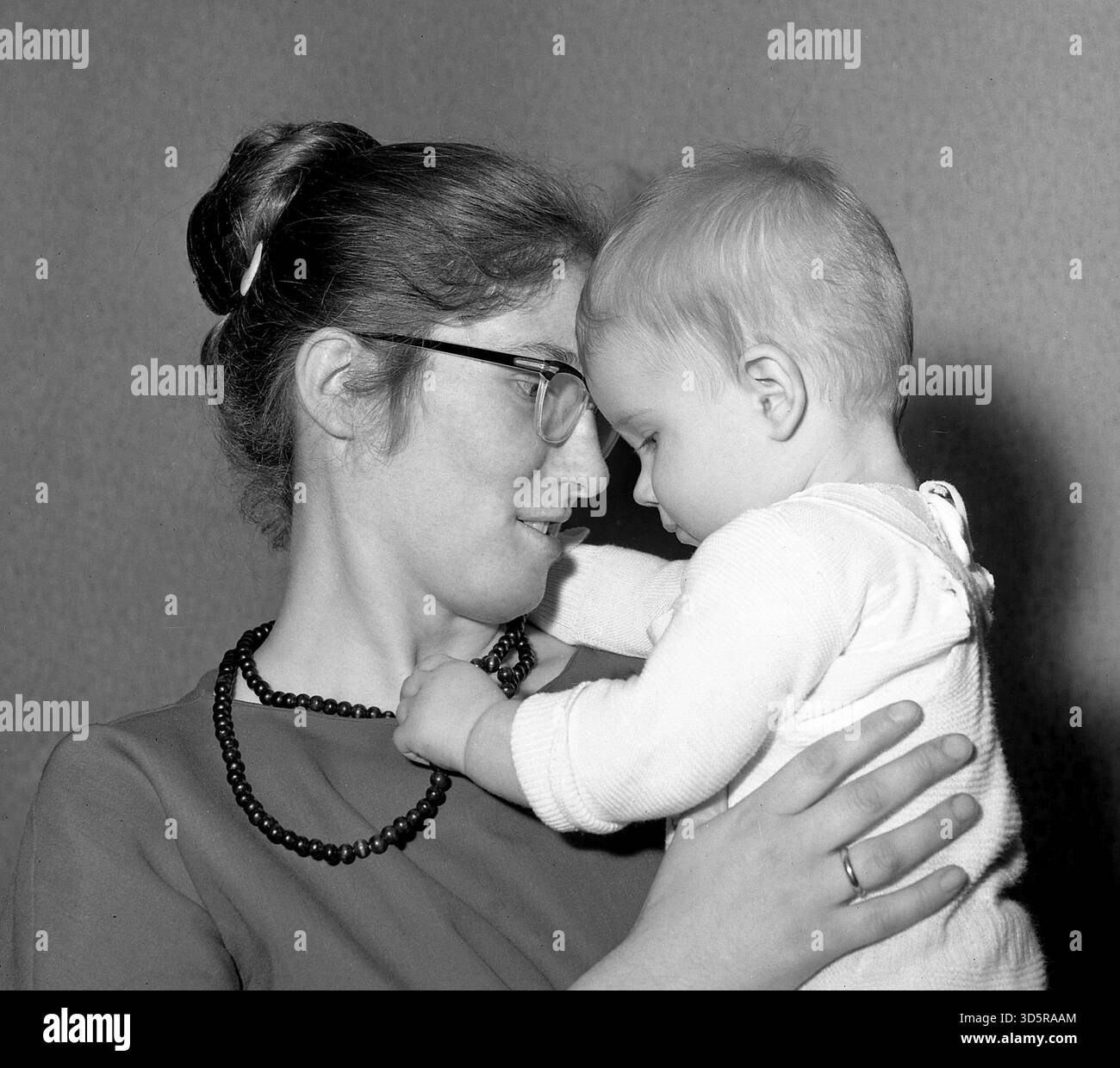 Madre e figlio. Berlino 1963 [traduzione automatica] Foto Stock