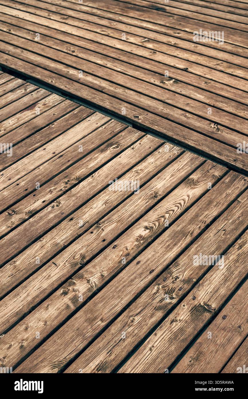 Trama ravvicinata di pannelli di pontili in legno a grana naturale e superficie resistente agli agenti atmosferici. Messa a fuoco selettiva. Foto Stock