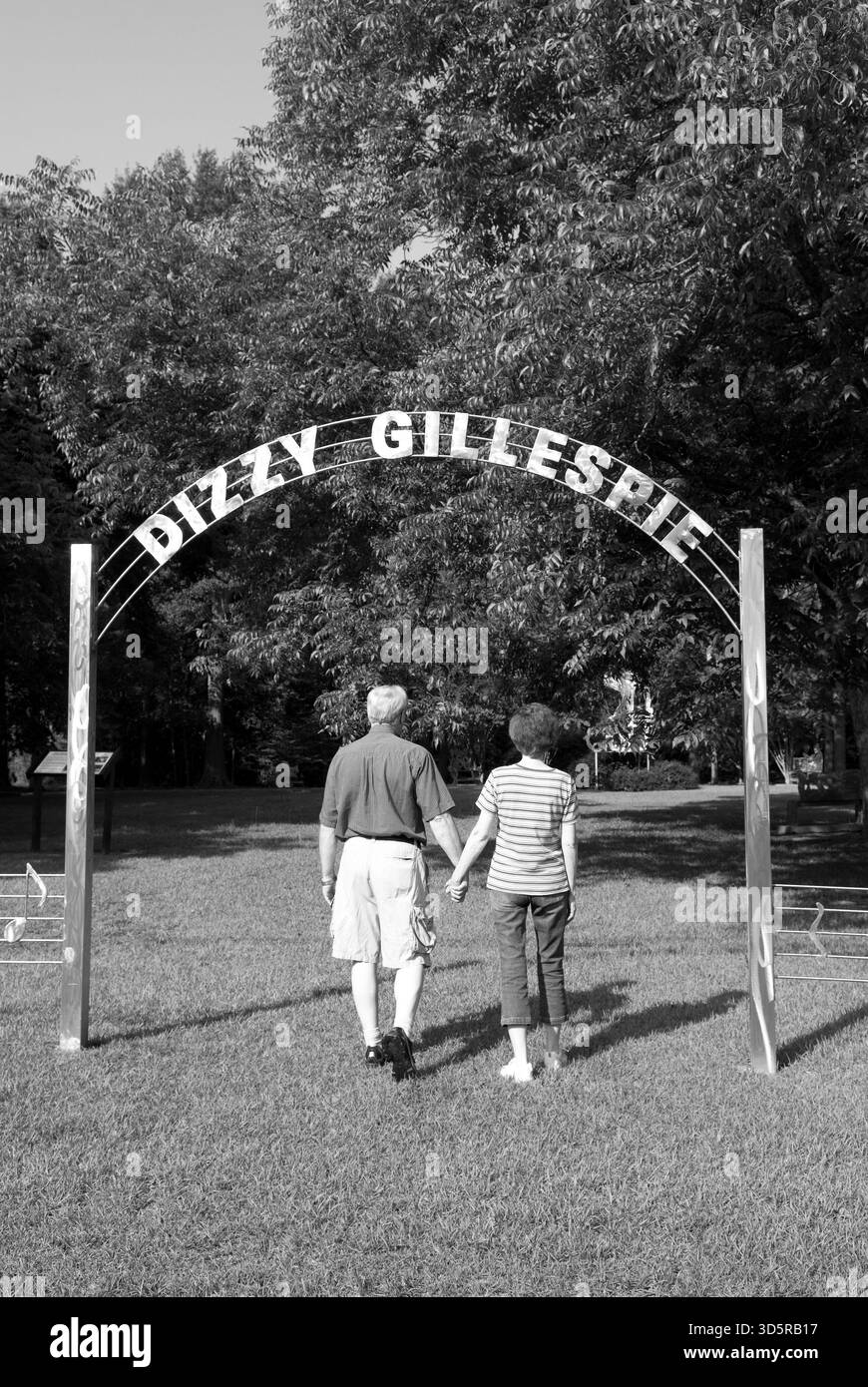 Coppia caucasica al Dizzy Gillespie Park di Cheraw, South Carolina, che è un tributo all'influente trombettista jazz e pioniere del jazz moderno.USA Foto Stock