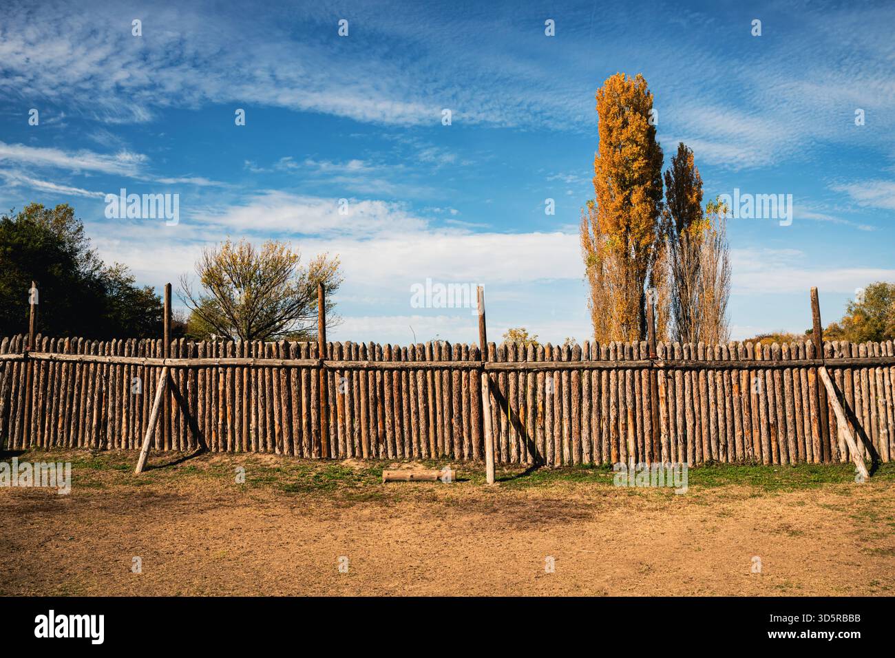 Replica di un'antica fortificazione celtica in oppidum fatta di tronchi di legno impilati, dettaglio storico della struttura difensiva in un sito archeologico all'aperto Foto Stock