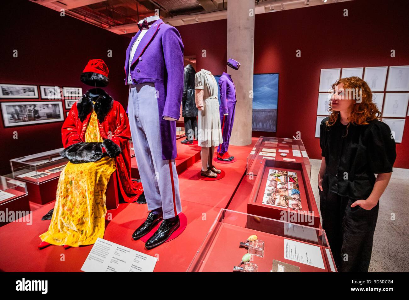 Londra, Regno Unito. 17 novembre 2025. Costumi del Grand Budapest Hotel, 2014 - Wes Anderson: Mostra The Archives al Design Museum di Londra. Una nuova mostra degli archivi personali di Wes Anderson in mostra per la prima volta nel Regno Unito, con oltre 700 oggetti dei suoi film e oltre in mostra. Crediti: Guy Bell/Alamy Live News Foto Stock