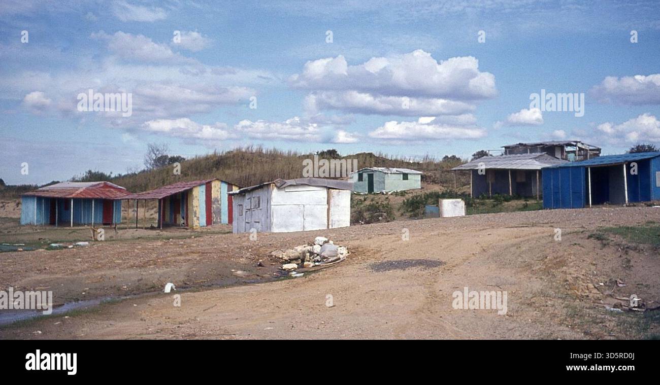 Baracche di latta e legno. Peloponneso 1972 [traduzione automatizzata] Foto Stock