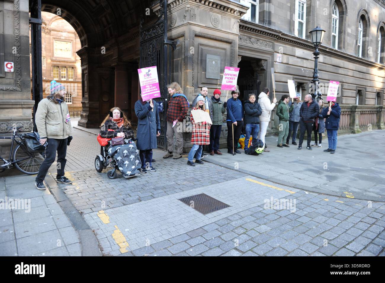 EDIMBURGO, SCOZIA – 17 novembre 2025: Manifestanti visti al picchetto con cartelloni. I membri della University and College Union (UCU) presso l'Università di Edimburgo sono solidali sulle linee di picchetto in importanti ingressi del campus durante gli orari di apertura di un'azione industriale di tre giorni che inizia il 17 novembre 2025 a Edimburgo, Scozia, protestando contro un'iniziativa di risparmio di 140 milioni di sterline che potrebbe portare a significative riduzioni del personale, cessazioni obbligatorie e modifiche ai termini di impiego. Le dimostrazioni si svolgono tra le 9:00 e le 12:00 in siti selezionati, con un'anticipazione di incontro chiave Foto Stock