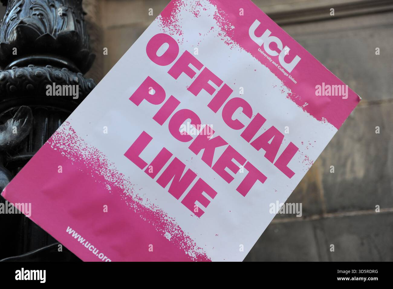 EDIMBURGO, SCOZIA - 17 novembre 2025: Cartello che segna la linea del picchetto. I membri della University and College Union (UCU) presso l'Università di Edimburgo sono solidali sulle linee di picchetto in importanti ingressi del campus durante gli orari di apertura di un'azione industriale di tre giorni che inizia il 17 novembre 2025 a Edimburgo, Scozia, protestando contro un'iniziativa di risparmio di 140 milioni di sterline che potrebbe portare a significative riduzioni del personale, cessazioni obbligatorie e modifiche ai termini di impiego. Le dimostrazioni si svolgono tra le 9:00 e le 12:00 in siti selezionati, con un incontro chiave previsto vicino allo scozzese Foto Stock
