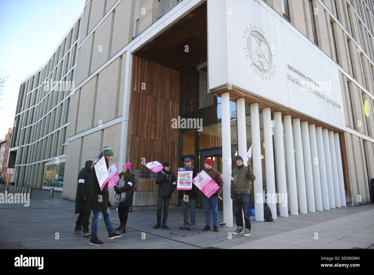 EDIMBURGO, SCOZIA – 17 novembre 2025: Manifestanti visti al picchetto con cartelloni. I membri della University and College Union (UCU) presso l'Università di Edimburgo sono solidali sulle linee di picchetto in importanti ingressi del campus durante gli orari di apertura di un'azione industriale di tre giorni che inizia il 17 novembre 2025 a Edimburgo, Scozia, protestando contro un'iniziativa di risparmio di 140 milioni di sterline che potrebbe portare a significative riduzioni del personale, cessazioni obbligatorie e modifiche ai termini di impiego. Le dimostrazioni si svolgono tra le 9:00 e le 12:00 in siti selezionati, con un'anticipazione di incontro chiave Foto Stock