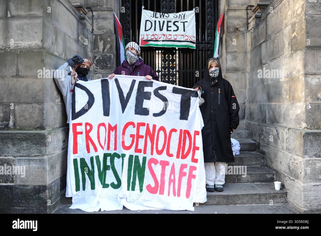 EDIMBURGO, SCOZIA – 17 novembre 2025: Manifestanti visti al picchetto con cartellone e striscione. I membri della University and College Union (UCU) presso l'Università di Edimburgo sono solidali sulle linee di picchetto in importanti ingressi del campus durante gli orari di apertura di un'azione industriale di tre giorni che inizia il 17 novembre 2025 a Edimburgo, Scozia, protestando contro un'iniziativa di risparmio di 140 milioni di sterline che potrebbe portare a significative riduzioni del personale, cessazioni obbligatorie e modifiche ai termini di impiego. Le dimostrazioni si svolgono tra le 9:00 e le 12:00 in siti selezionati, con un incontro chiave Foto Stock