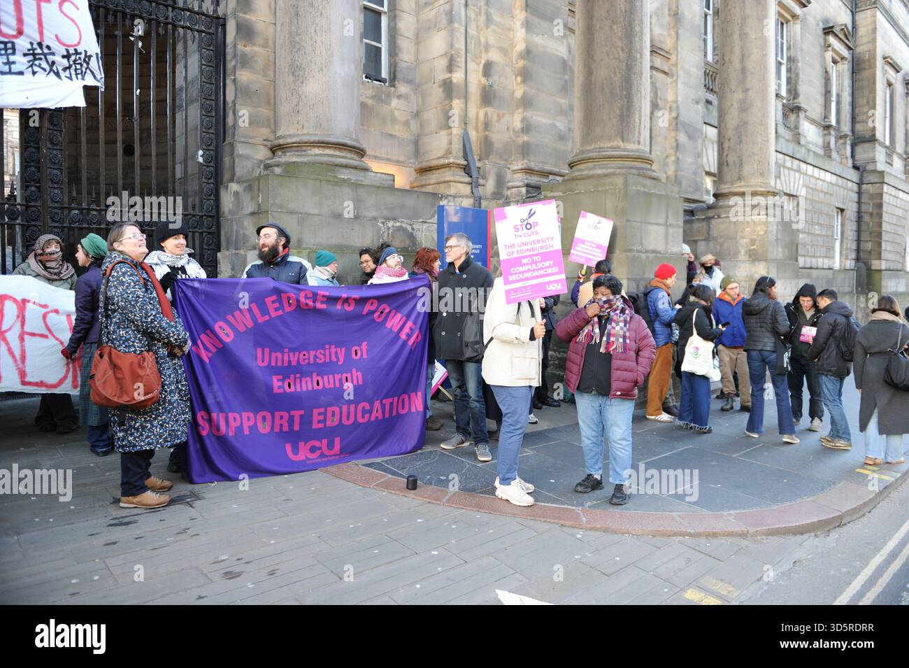EDIMBURGO, SCOZIA – 17 novembre 2025: Manifestanti visti al picchetto con cartelli e striscioni. I membri della University and College Union (UCU) presso l'Università di Edimburgo sono solidali sulle linee di picchetto in importanti ingressi del campus durante gli orari di apertura di un'azione industriale di tre giorni che inizia il 17 novembre 2025 a Edimburgo, Scozia, protestando contro un'iniziativa di risparmio di 140 milioni di sterline che potrebbe portare a significative riduzioni del personale, cessazioni obbligatorie e modifiche ai termini di impiego. Le dimostrazioni si svolgono tra le 9:00 e le 12:00 in siti selezionati, con un incontro delle chiavi Foto Stock