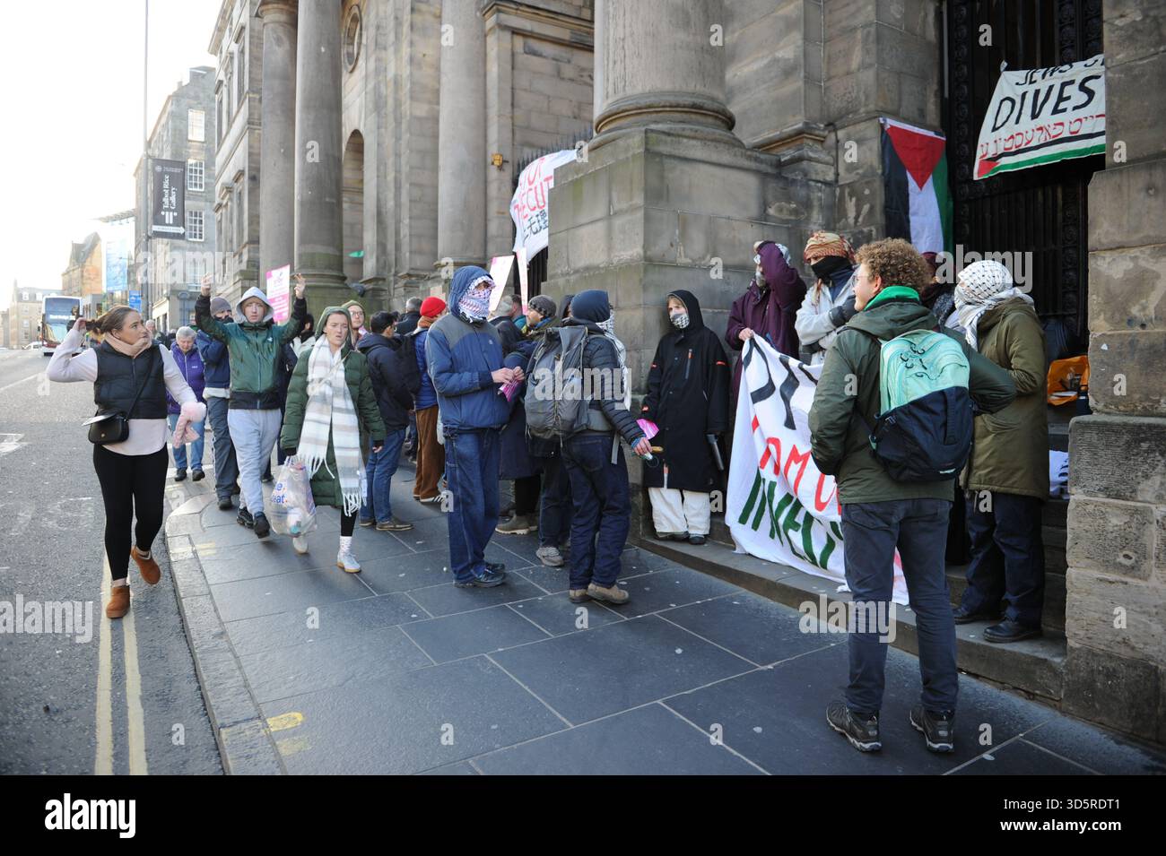 EDIMBURGO, SCOZIA – 17 novembre 2025: Manifestanti visti al picchetto con cartelli e striscioni. I membri della University and College Union (UCU) presso l'Università di Edimburgo sono solidali sulle linee di picchetto in importanti ingressi del campus durante gli orari di apertura di un'azione industriale di tre giorni che inizia il 17 novembre 2025 a Edimburgo, Scozia, protestando contro un'iniziativa di risparmio di 140 milioni di sterline che potrebbe portare a significative riduzioni del personale, cessazioni obbligatorie e modifiche ai termini di impiego. Le dimostrazioni si svolgono tra le 9:00 e le 12:00 in siti selezionati, con un incontro delle chiavi Foto Stock