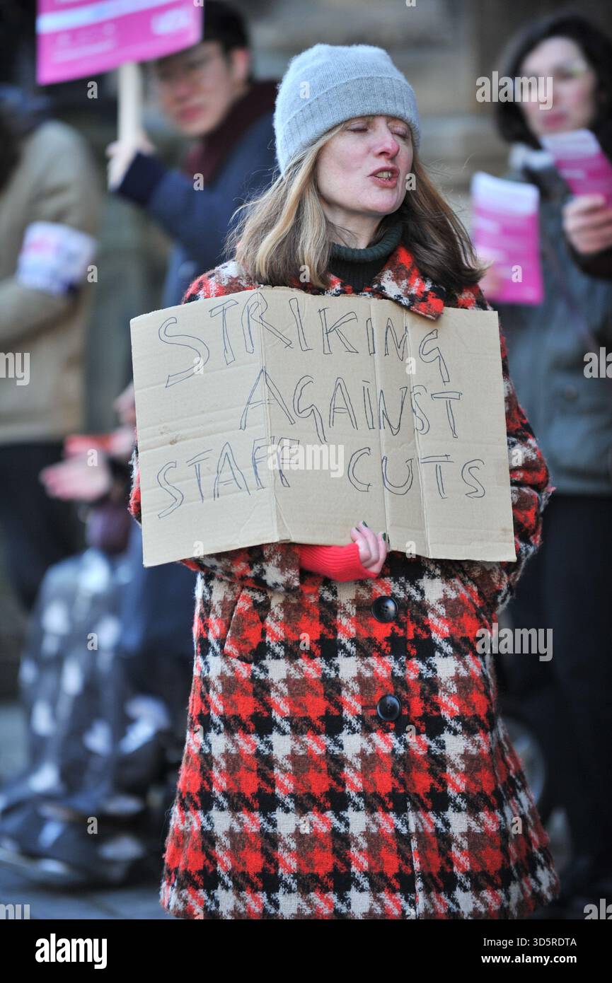 EDIMBURGO, SCOZIA – 17 novembre 2025: Manifestante visto al picchetto con cartello. I membri della University and College Union (UCU) presso l'Università di Edimburgo sono solidali sulle linee di picchetto in importanti ingressi del campus durante gli orari di apertura di un'azione industriale di tre giorni che inizia il 17 novembre 2025 a Edimburgo, Scozia, protestando contro un'iniziativa di risparmio di 140 milioni di sterline che potrebbe portare a significative riduzioni del personale, cessazioni obbligatorie e modifiche ai termini di impiego. Le dimostrazioni si svolgono tra le 9:00 e le 12:00 in siti selezionati, con un incontro chiave anticipato Foto Stock