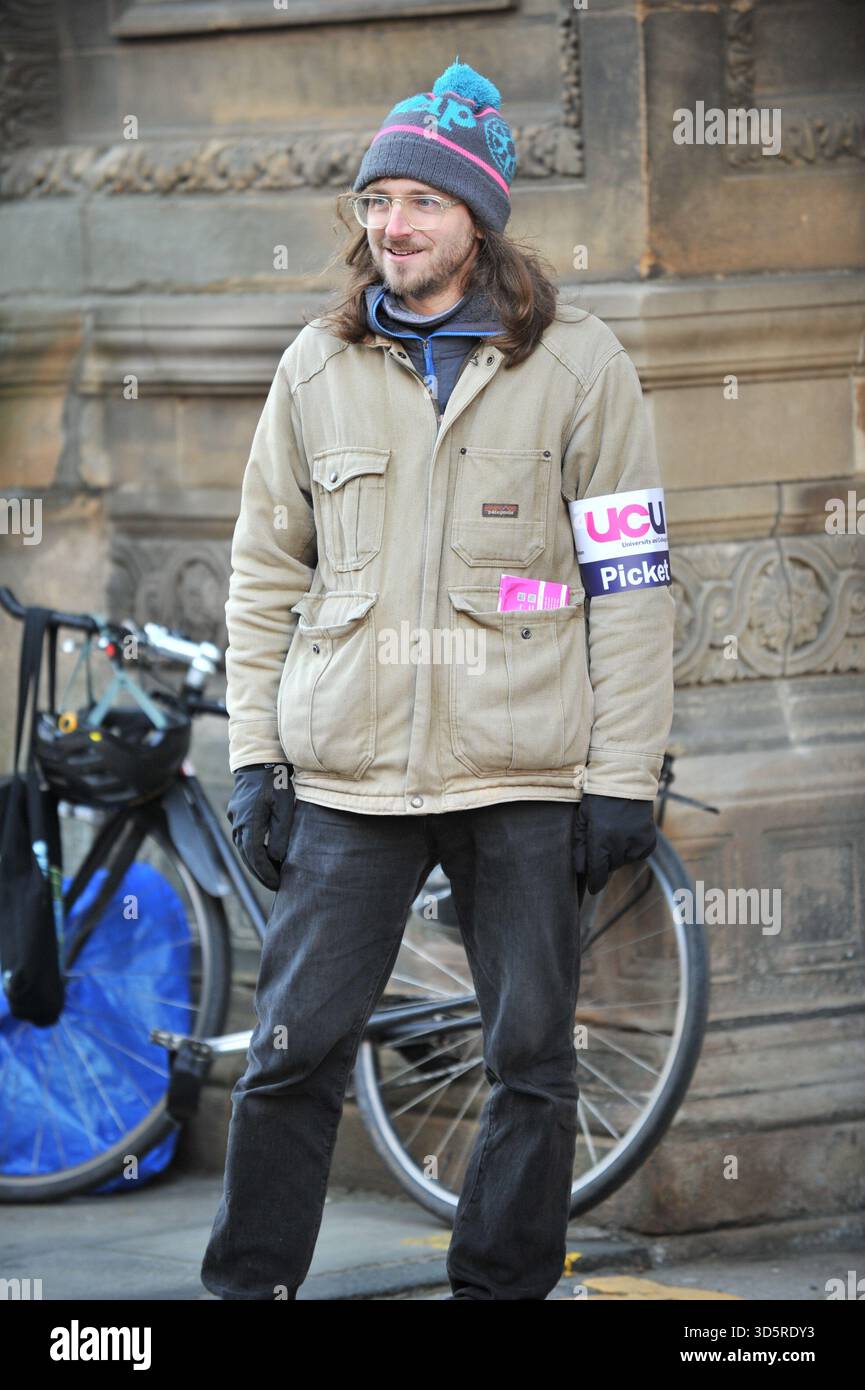 EDIMBURGO, SCOZIA – 17 novembre 2025: Manifestante visto al picchetto. I membri della University and College Union (UCU) presso l'Università di Edimburgo sono solidali sulle linee di picchetto in importanti ingressi del campus durante gli orari di apertura di un'azione industriale di tre giorni che inizia il 17 novembre 2025 a Edimburgo, Scozia, protestando contro un'iniziativa di risparmio di 140 milioni di sterline che potrebbe portare a significative riduzioni del personale, cessazioni obbligatorie e modifiche ai termini di impiego. Le dimostrazioni si svolgono tra le 9:00 e le 12:00 in siti selezionati, con un incontro chiave previsto vicino al SC Foto Stock